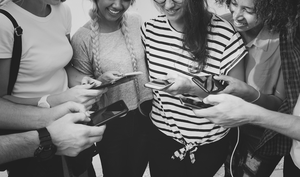 AnàlisiDel clic al compromís: l’aprenentatge servei en l’educació postdigital