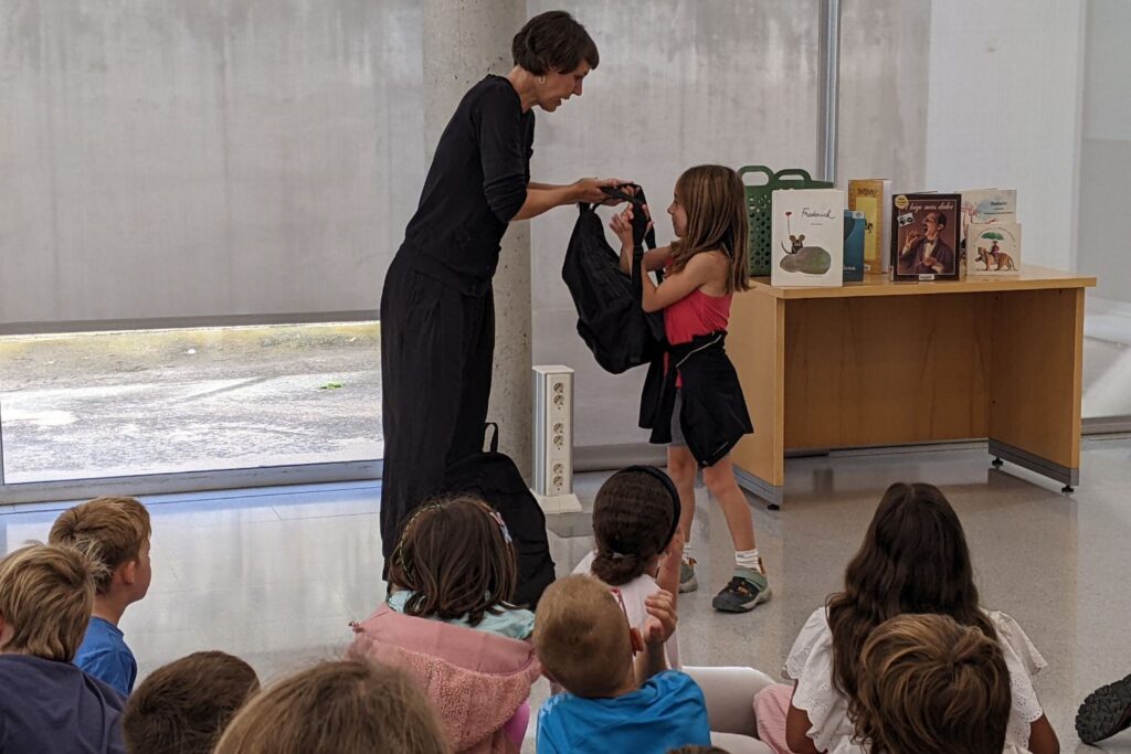 Una de les motxilles del projecte de les maletes viatgeres de Santpedor | Autoria: Biblioteca Pare Ignasi Casanovas