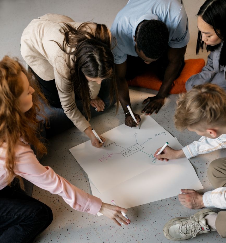 OpinióTreballs de recerca: un tràmit o una escola de pensament crític? Grupo de jóvenes dibujando un esquema