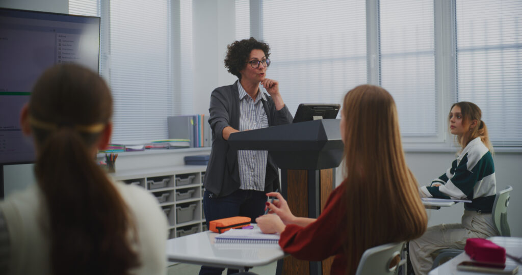 AnàlisiDe prohibir la IA a les aules a educar-ne amb criteri IA