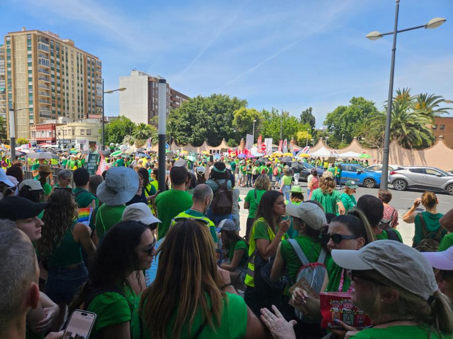 OpinióUna reixa tancada i milers de mestres en vaga. De qui és la Conselleria? vaga educacio