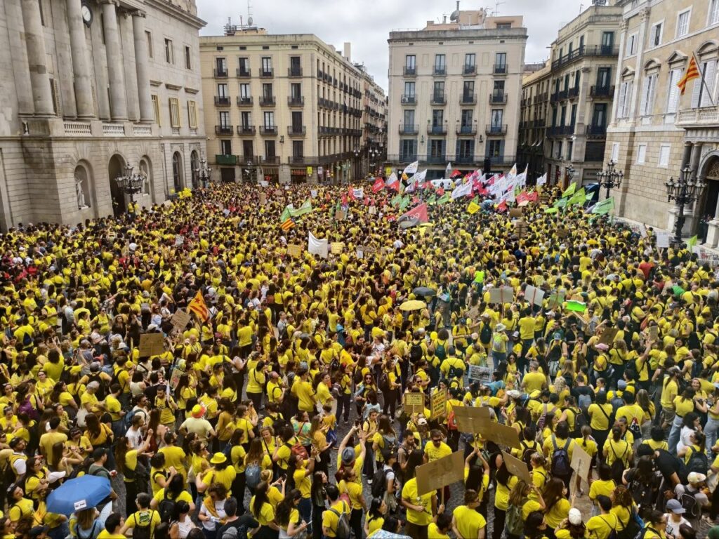 ActualitatUna marea groga de docents omple el centre de Barcelona